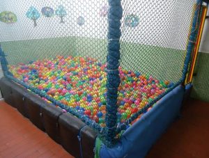 Piscina de pelotas para actividades lúdicas
